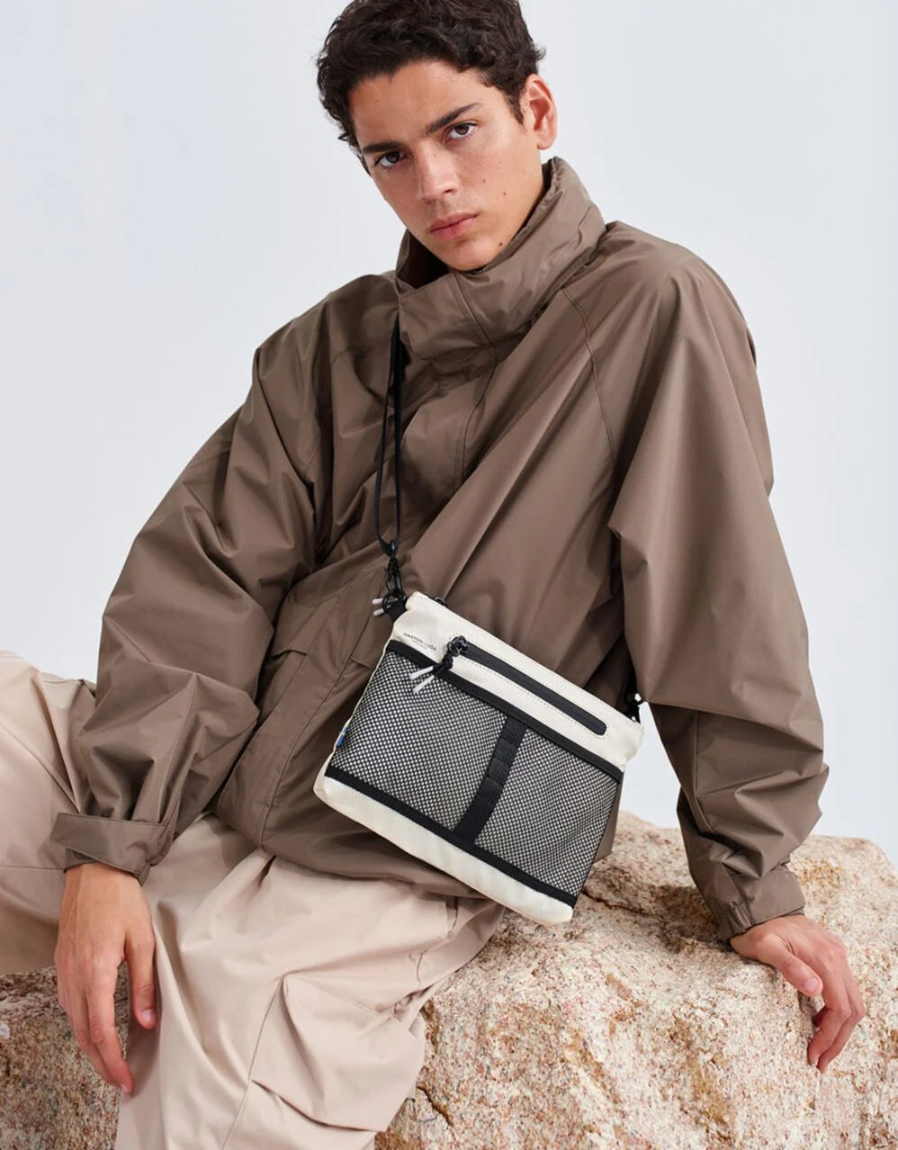 LIGHTWEIGHT CROSSBODY - TAUPE